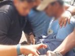 Ganja Pengedar Ganja: Pria berinisial M (56) diamankan personel Satres Narkoba Polrestabes Medan di kawasan Jalan Bunga Cempaka, Medan. Polisi menyita 880 gram ganja, sabu dan barang bukti lainnya. (Foto SORA1News.com/Polrestabes Medan)