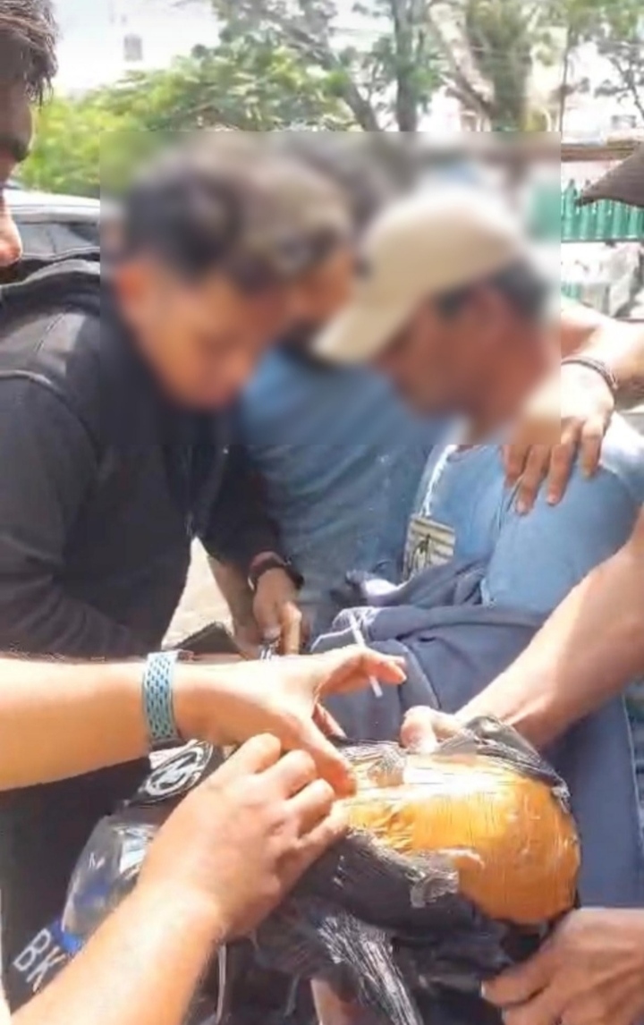 Pengedar Ganja: Pria berinisial M (56) diamankan personel Satres Narkoba Polrestabes Medan di kawasan Jalan Bunga Cempaka, Medan. Polisi menyita 880 gram ganja, sabu dan barang bukti lainnya. (Foto SORA1News.com/Polrestabes Medan)
